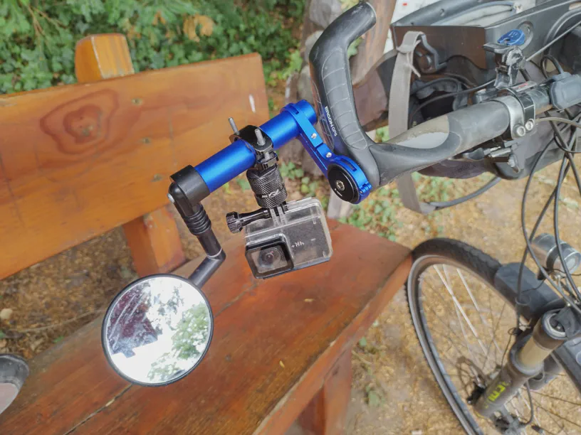 Lenker-Extender am Fahrradlenker befestigt. Daran hängen Kamera und Seitenspiegel.