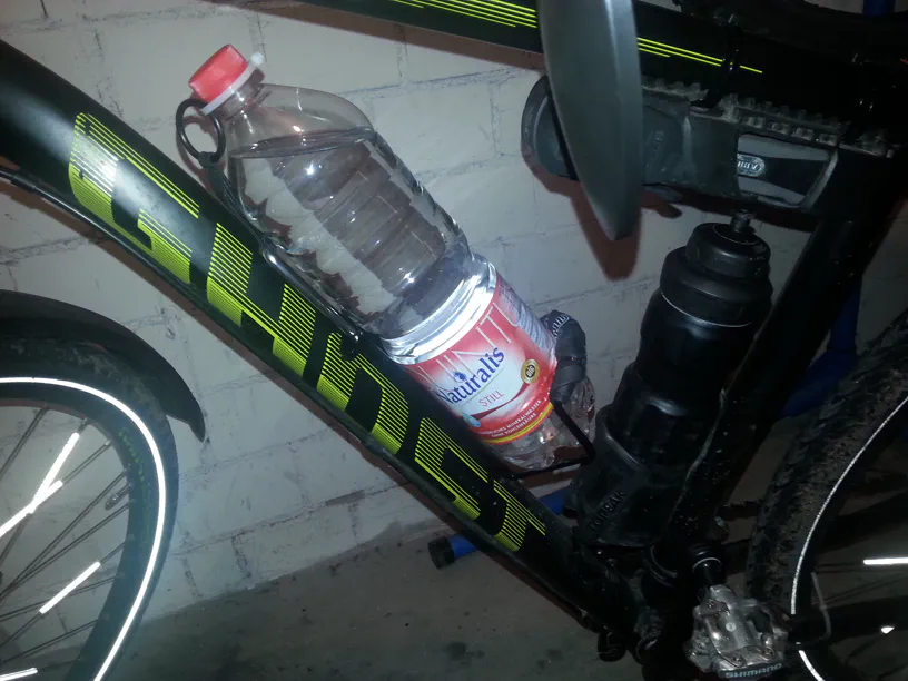 1,5l Wasserflasche am Fahrrad